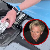 Gordon Ramsay tiene un garaje que haría llorar a cualquiera. Y como puede, hace burradas como esta con el motor V12 de su Aston Martin Valkyrie