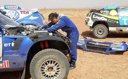 Sainz haciendo de mecánico
