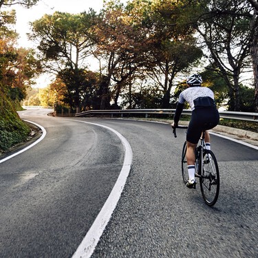 Rodillas sanas después de los 50: por qué montar en bici podría ayudarte
