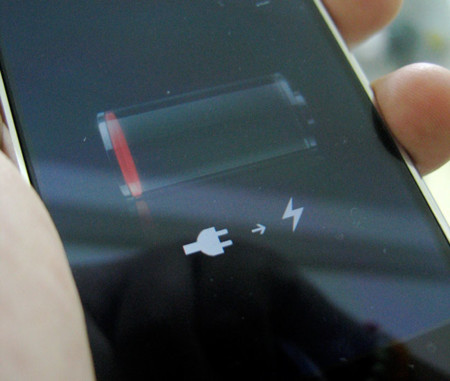 Una compañía británica pone una pila de hidrógeno a un smartphone y consigue una semana de autonomía