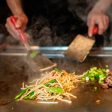 Qué es el teppanyaki: el método de cocina a la plancha japonés que fascina en todo el mundo 