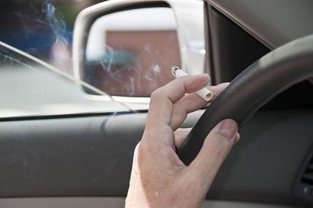 Debería prohibirse fumar en el coche cuando hay niños, ¿no lo crees?