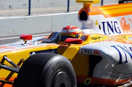 Hamilton manda y Alonso 'resucita' al R29 en Jerez
