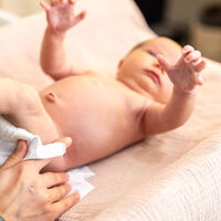 Hernia umbilical en bebés: qué es el ombligo salido hacia fuera y por qué ocurre