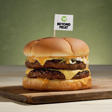 La derecha europea vota a favor de prohibir el uso de términos como 'hamburguesa' o 'salchicha' a las carnes vegetales