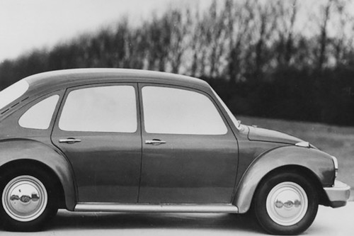 La ambiciosa historia del único Vocho de CUATRO puertas que terminó en el nacimiento del Volkswagen Golf