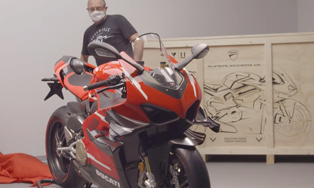 Así se entrega la primera Ducati Superleggera V4 de 115.000 euros: con visita a la fábrica y recibimiento de Claudio Domenicali