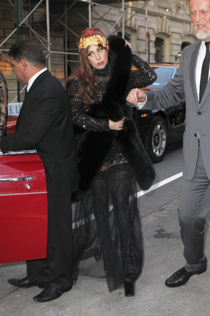 ¿Extravagante la presentación del perfume de Lady Gaga? Noooo, casi noooo...