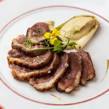 El magret de pato es una carne súper navideña, pero no hace falta salsearla siempre con naranja: con remolacha queda genial 