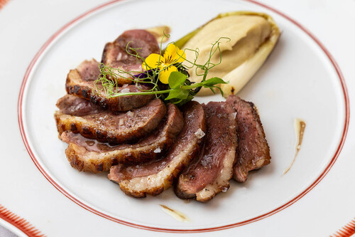 Magret De Pato Con Salsa De Remolacha Y Oloroso