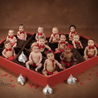 La encantadora sesión de fotos de San Valentín de 13 bebés dentro de una caja gigante de chocolates