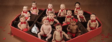 La encantadora sesión de fotos de San Valentín de 13 bebés dentro de una caja gigante de chocolates