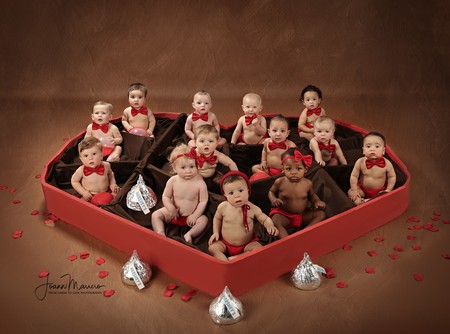 La encantadora sesión de fotos de San Valentín de 13 bebés dentro de una caja gigante de chocolates