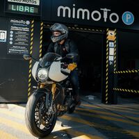 Acceso regulado, vigilancia 24 horas y taquillas. O cómo dejar la moto en pleno centro de Madrid sin preocupaciones