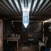 Una botella de agua basta para iluminar una habitación oscura sin red eléctrica: la refracción es la clave en la lámpara de Moser 