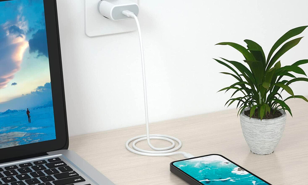 El cargador más vendido para iPhone no es el original, cuesta la mitad y ofrece carga rápida a 25W