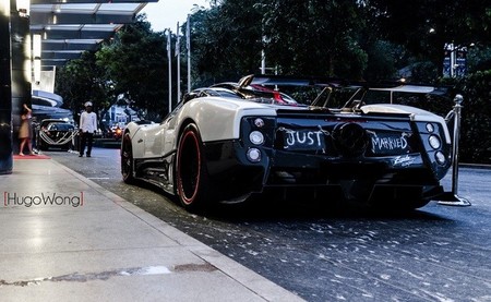 Y este es un Pagani Zonda Cinque con vestido de ceremonia