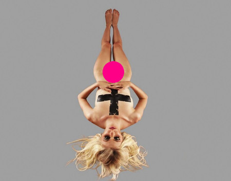 Taylor Momsen en pelotilla picada para promocionar su banda The Pretty Reckless
