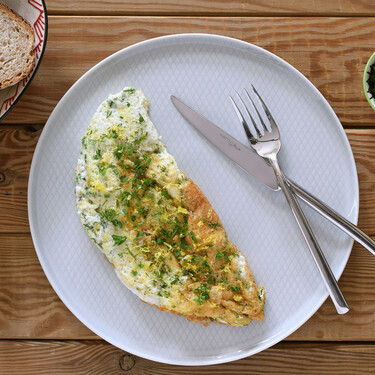 Tortilla de claras de huevo a las finas hierbas: receta ligerísima, esponjosa y crujiente, rica en proteínas