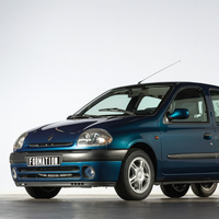 Renault ha abierto su cámara secreta y lo que sale hoy a subasta es surrealista: un Clio de seis ruedas, un Espace con turbina o un Renault 21 de doce puertas 