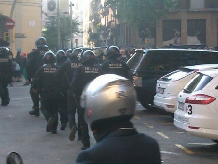 El desalojo en Barcelona de #LaRimaia calienta aún más la red en vísperas del #12M15M