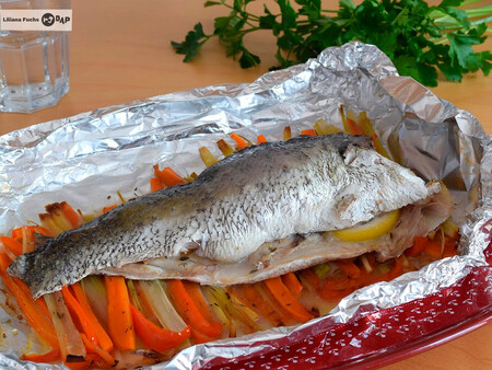 Corvina al papillote con verduras: receta saludable de pescado al horno