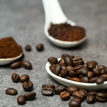 Ni cafetera exprés, ni superautomática: para tomar café en grano recién molido solo necesitamos este cacharro por 17,99 euros 