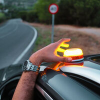 Todo lo que necesitas saber de la baliza v16 conectada: qué es, para qué sirve y cuál debes comprar