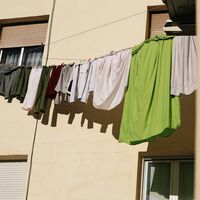El suavizante para la ropa funciona, pero oculta un secreto. Quizás deberías dejar de usarlo en tu lavadora 