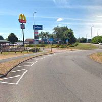 Vas al McDonald's a por una hamburguesa barata y te clavan 100 euros. Esta rotonda trampa está friendo a multas a los coches que van al McAuto