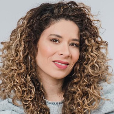 Carolina Avendaño, experta peluquera en rizos nos deja tres consejos para tratar las canas en melenas rizadas