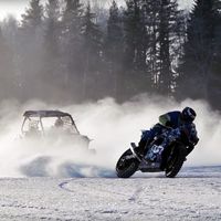 ¿Demasiado frío para montar en moto? Este duelo de derrapes sobre hielo es lo más loco que vas a ver hoy