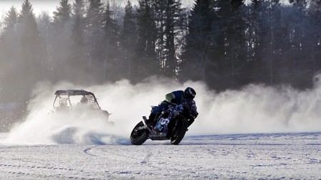 ¿Demasiado frío para montar en moto? Este duelo de derrapes sobre hielo es lo más loco que vas a ver hoy