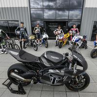 Algunos pilotos de Moto2 han conocido la fábrica de Triumph: El lugar donde nacen las Moto2 de 2019