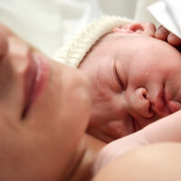 La OMS advierte que no separar al recién nacido de su madre durante la pandemia por Covid podría salvar la vida de 125 mil bebés 