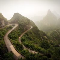 Com 99 curvas fechadas em apenas 11 km, a estrada mais extrema da China contorna penhascos verticais e desafia motoristas: conhecida como a "espinha do dragão" a via serpenteia a montanha Tianmen a 1.300 metros de altitude 