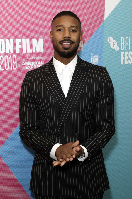 Michael B. Jordan le da vida al traje negro a rayas con un giro minimalista