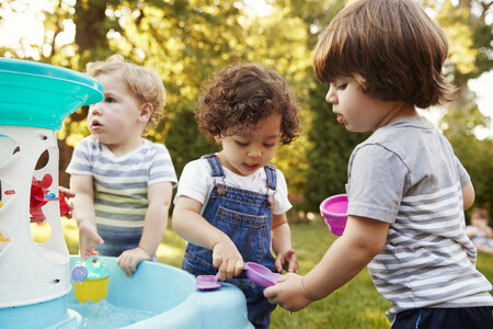 Juego en paralelo: en qué consiste y cómo se desarrolla y evoluciona esta particular forma de jugar de los niños