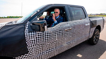 ¡Épico! Joe Biden exprime en el 0-100 a la Ford F-150 eléctrica para celebrar su estreno