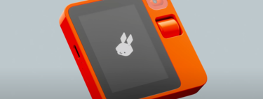 Así es el Rabbit R1, un Tamagotchi con IA que busca sustituir a los smartphones y su sistema de apps 