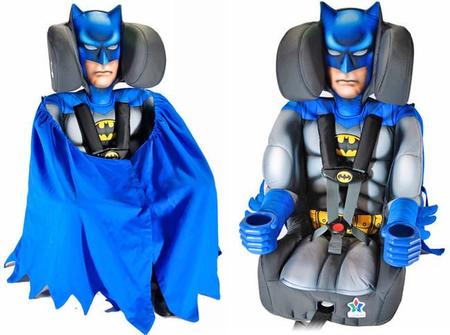 Lleva a tu hijo en el coche en los brazos de Batman
