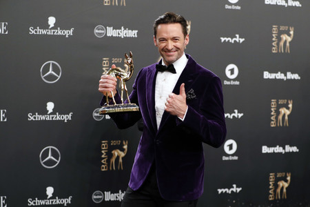 Hugh Jackman de morado y terciopelo para los Bambi Awards en un impecable look festivo