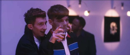 Louis Tomlinson sale de fiesta vistiendo de Valentino en su nuevo video 'Miss You'