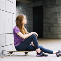 Que tu hijo adolescente no quiera socializar no significa que tenga un problema. Lo mejor es no forzarlo 