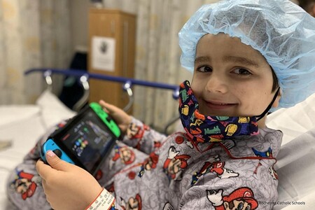 Nathan regresó a su colegio tras 900 días de lucha contra el cáncer y 300 niños le aclamaron por su valentía
