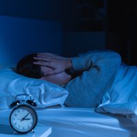 Achávamos que esse hábito noturno causava apenas cansaço, mas estávamos errados: a ciência revela a ligação bizarra do sono ruim com o Alzheimer 