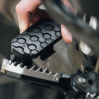 Estriberas regulables, la idea que los moteros pedían a gritos y que era tan sencillo de solucionar como la patente de BMW