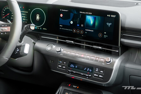 Hyundai KONA Eléctrico 2024 pantalla y botones climatización