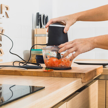 Ni cuchillos, ni tablas de cortar: para picar ingredientes solo necesitamos este cacharro eléctrico que lo hace en pocos segundos