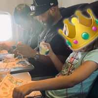 La fotografía viral de una pareja junto a una niña que viajaba sola nos muestra que no cuesta nada ser amable y empático